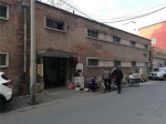 高岩家楼下开了24年的便民修车铺。 澎湃新闻记者廖瑾图 - 新浪江苏