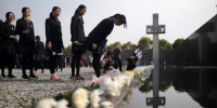资料图：中学生向南京大屠杀遇难同胞纪念碑鞠躬。　泱波 摄 - 江苏新闻网