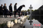 资料图：中学生向南京大屠杀遇难同胞纪念碑鞠躬。　泱波 摄 - 江苏新闻网