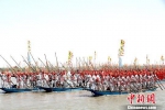 图为特色篙船，重现古代金戈铁马、热血沙场的战争场景。　崔佳明 摄 - 江苏新闻网