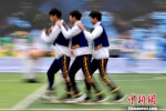 图为学生展示板鞋竞速。　泱波 摄 - 江苏新闻网