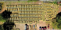 200余辆出租车停放在南京市安德门附近的一处停车场(4月8日摄)。　李博摄 - 江苏新闻网