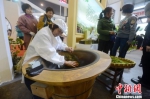 图为制茶师在博览会现场炒制茶叶。　孟德龙 摄 - 江苏新闻网