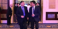 图为泰州市长史立军（右）与工业和信息化部原副部长杨学山(左)步入会场。　崔佳明　摄 - 江苏新闻网