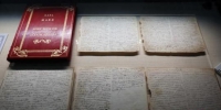 展出的《布鲁塞尔笔记》第四本笔记本是国内收藏相对完整的马克思原始手稿。　泱波　摄 - 江苏新闻网