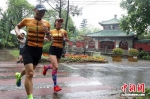 2018登顶紫金山骑跑两项挑战赛雨中激情开赛 - 江苏新闻网