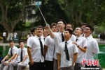 高中大学生的近视率接近90%，成眼镜族重灾区。　泱波 摄 - 江苏新闻网