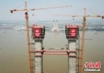 中国首座公铁两用悬索桥五峰山长江大桥主塔封顶 - 江苏新闻网