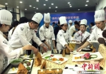 图为学生制作的宴席，呈现绿色烹饪。　崔佳明 摄 - 江苏新闻网