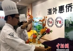 图为即将本科毕业的准大厨展示其作品。　崔佳明 摄 - 江苏新闻网