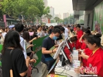 30日，金鹰7-ELEVEn在江苏首家店面在南京开业，民众排长队领取福袋。　朱晓颖　摄 - 江苏新闻网