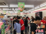 30日，金鹰7-ELEVEn在江苏首家店面在南京开业。上午9时，人们在便利店中购物。　朱晓颖 摄 - 江苏新闻网