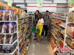 30日，金鹰7-ELEVEn在江苏首家店面在南京开业。上午9时，人们在便利店中购物。　朱晓颖 摄 - 江苏新闻网