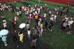 随着老师一声令下，2100多名考生冲向了操场，开始了疯狂踩气球。 - 新浪江苏