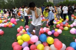 2100多名高考学生狂踩气球减压 家长守候捡垃圾 - 新浪江苏