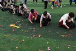 2100多名高考学生狂踩气球减压 家长守候捡垃圾 - 新浪江苏