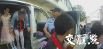 9座面包车竟塞进22名学生。（执法记录仪截图） - 新浪江苏