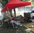 6月7日，煤医道路口一水果摊位，雨棚被撞扭曲变形。新京报记者 刘经宇 摄 - 新浪江苏