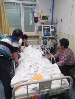 6月7日，伤者在医院接受治疗。新京报记者 张彤 摄 - 新浪江苏