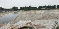 污泥池仅覆盖塑料薄膜。图片来源：生态环境部网站。 - 江苏新闻网