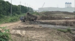 督察人员检查时，一辆翻斗车开来倾倒泥浆。图片来源：生态环境部网站。 - 江苏新闻网