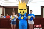 本届赛事还结合赛事logo、古城南京风光及羽毛球运动的元素开发了吉祥物公仔、纪念徽章等产品。　方磊　摄 - 江苏新闻网