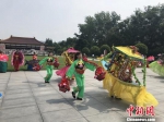 步入南京博物院，民间舞蹈《打连厢》《跑旱船》正在广场巡回上演。　杨颜慈　摄 - 江苏新闻网