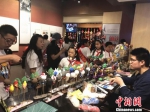 南京博物院的各式活动吸引了大量学生、家长前来学习体验。　杨颜慈 摄 - 江苏新闻网