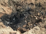薄薄的土层下面就是黑色的化工废料，污染严重 - 江苏新闻网