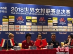 郎平、朱婷26日在南京出席2018世界女排联赛总决赛新闻发布会。　朱晓颖 摄 - 江苏新闻网