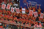 中国球迷无惧高温热浪，在炎炎盛夏之夜汗流浃背。他们为中国女排欢呼呐喊，热情“燃”爆全场。　泱波 摄 - 江苏新闻网
