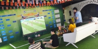 办公室变身足球场 百寸电视看世界杯 - Jsr.Org.Cn
