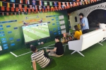 办公室变身足球场 百寸电视看世界杯 - Jsr.Org.Cn