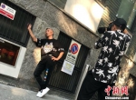 “最潮刘老头”在米兰为某服装街拍。　刘胜提供摄 - 新浪江苏