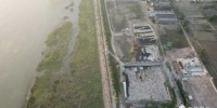 泰兴市滨江镇头圩村紧靠长江岸边堆放的污泥（6月11日摄） - 新浪江苏