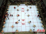 民众穿汉服变身棋子 500平米巨型棋盘上打水仗 - Jsr.Org.Cn