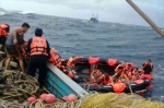 泰国有关方面在救助事故船舶上的游客 - 新浪江苏