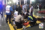 7月5日，在泰国普吉府普吉岛，急救人员救治获救游客。新华社发 - 新浪江苏