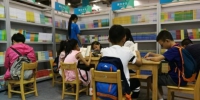 书展上，众多家长带着孩子前来选购中意的书籍。钟升 摄 - 江苏新闻网