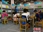 书展上，众多家长带着孩子前来选购中意的书籍。钟升 摄 - 江苏新闻网