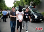 6名嫌疑人集中押解回镇江。 - 江苏新闻网