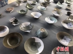 图为遗址出土的文物瓷器。　杨颜慈 摄 - 江苏新闻网