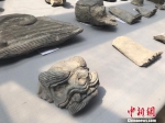 图为本次出土的石雕。　杨颜慈 摄 - 江苏新闻网