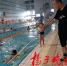 除了孩子们 四十岁左右的中年人也成夏日泳池主角 - 新浪江苏