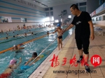 除了孩子们 四十岁左右的中年人也成夏日泳池主角 - 新浪江苏