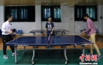活动结束后，来自美国的中学生们还与中国的学生们一起打乒乓球。　泱波 摄 - 江苏新闻网