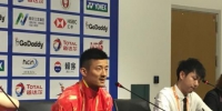 奥运冠军、中国选手谌龙在发布会现场接受媒体采访。　申冉　摄 - 江苏新闻网
