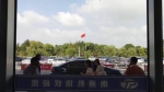 江苏南通机场候机楼前国旗倒挂 回应：风吹致意外 - 新浪江苏
