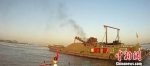 长江上的非法采砂船只。　执法视频截图 - 江苏新闻网