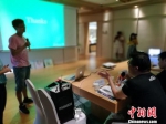 来自台湾的创业导师正在对计划中的不足进行指点。　钟升 摄 - 江苏新闻网